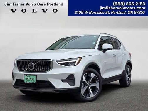 Crystal White 2025 Volvo XC40 Core