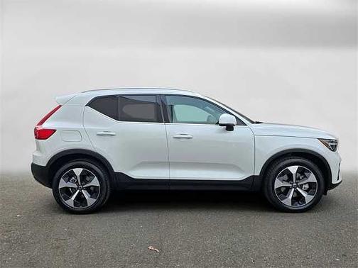 2025 Volvo XC40 Core