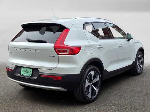 2025 Volvo XC40 Core