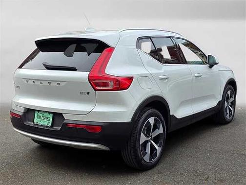 2025 Volvo XC40 Core