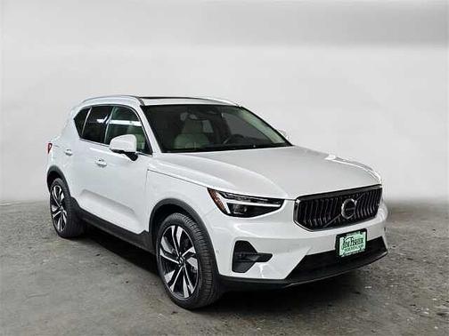 2023 Volvo XC40 B5 AWD Ultimate Bright