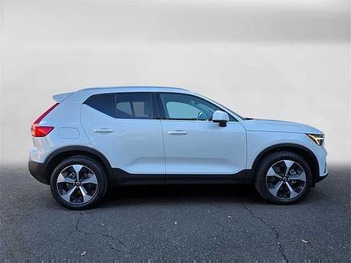 2025 Volvo XC40 Core