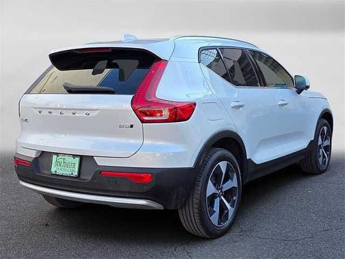 2025 Volvo XC40 Core