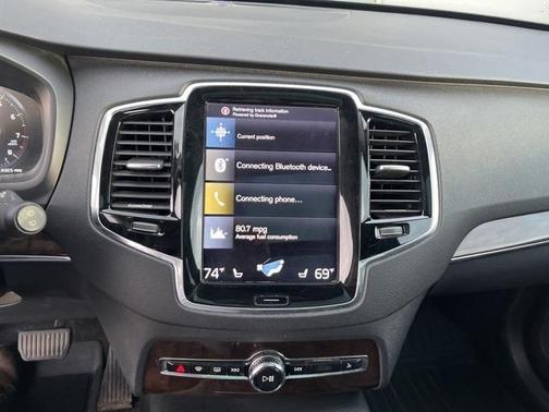 2016 Volvo XC90 T6 Momentum