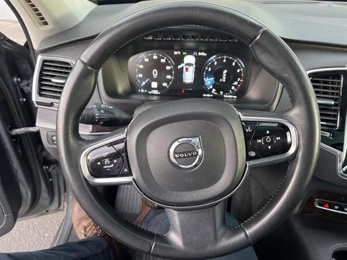 2016 Volvo XC90 T6 Momentum