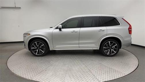 2022 Volvo XC90 T6 Momentum 7 Passenger
