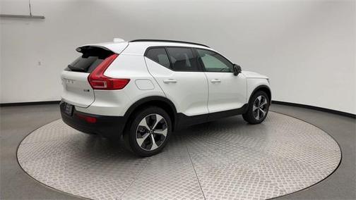 2023 Volvo XC40 B5 Plus Dark Theme