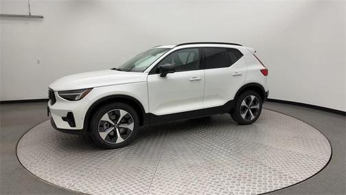 2023 Volvo XC40 B5 Plus Dark Theme