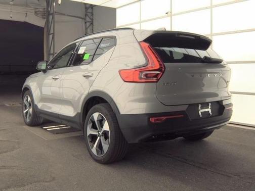 2025 Volvo XC40 B5 Plus Dark Theme