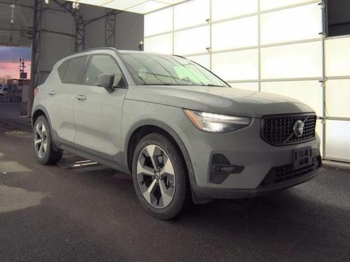 2025 Volvo XC40 B5 Plus Dark Theme