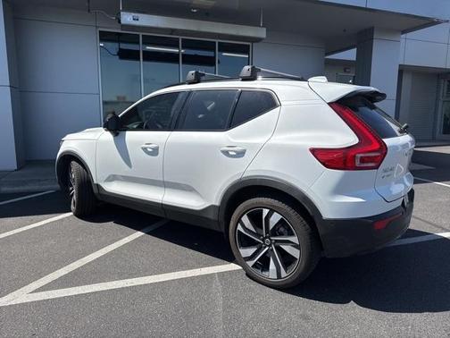 2023 Volvo XC40 B5 Ultimate Dark Theme