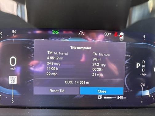 2023 Volvo XC40 B5 Ultimate Dark Theme