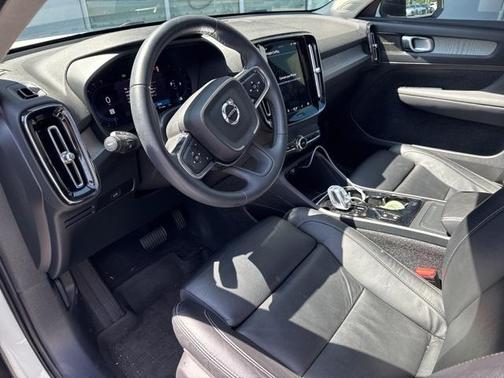 2023 Volvo XC40 B5 Ultimate Dark Theme