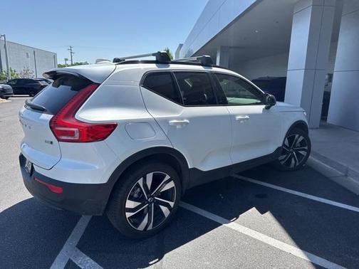 2023 Volvo XC40 B5 Ultimate Dark Theme