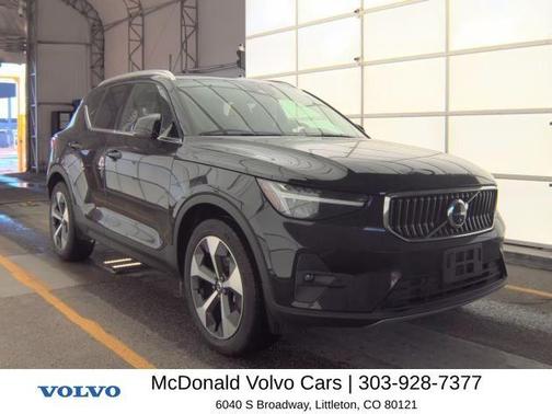 Onyx Black Metallic 2025 Volvo XC40 B5 Plus Bright Theme