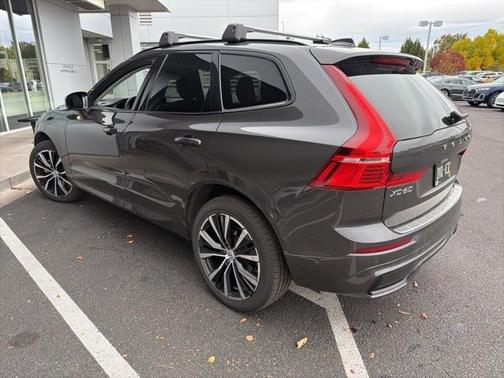 2023 Volvo XC60 B5 Plus Dark Theme