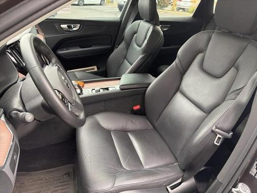 2023 Volvo XC60 B5 Plus Dark Theme