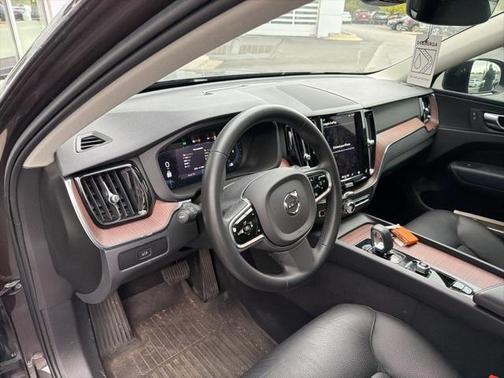 2023 Volvo XC60 B5 Plus Dark Theme