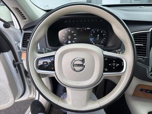 2021 Volvo XC90 T6 Momentum 7 Passenger