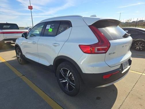 2025 Volvo XC40 B5 Core Bright Theme