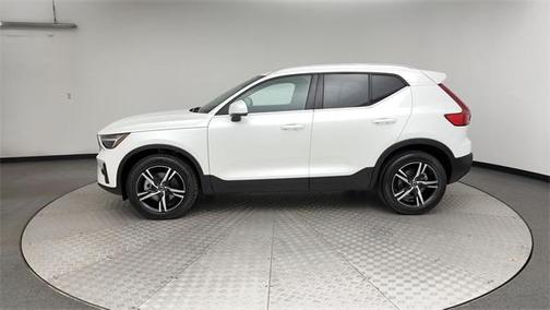 2025 Volvo XC40 B5 Core Bright Theme