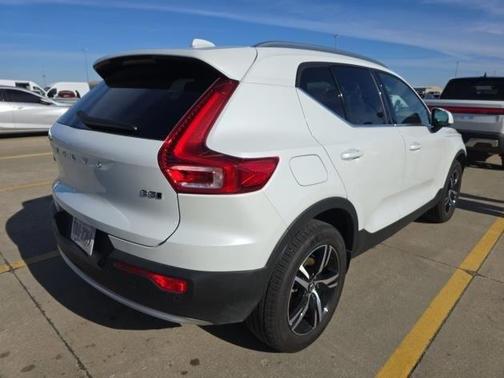 2025 Volvo XC40 B5 Core Bright Theme