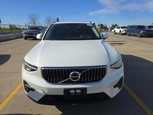 2025 Volvo XC40 B5 Core Bright Theme
