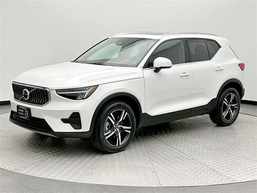 2025 Volvo XC40 B5 Core Bright Theme