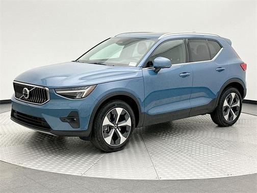 2025 Volvo XC40 B5 Plus Bright Theme