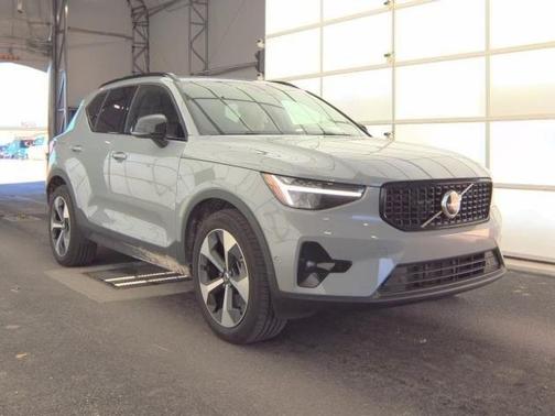 2025 Volvo XC40 B5 Plus Dark Theme