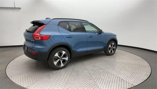 2023 Volvo XC40 B5 Plus Dark Theme