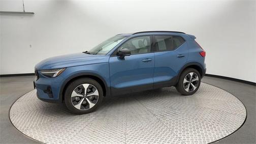 2023 Volvo XC40 B5 Plus Dark Theme