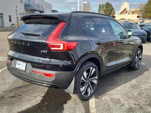 2025 Volvo XC40 B5 Ultra Dark Theme