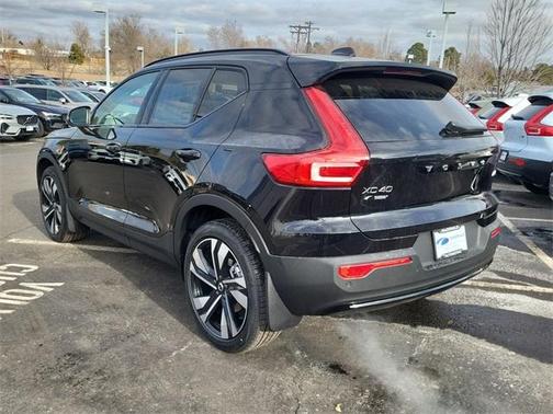 2025 Volvo XC40 B5 Ultra Dark Theme