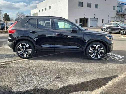 2025 Volvo XC40 B5 Ultra Dark Theme
