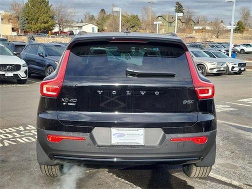 2025 Volvo XC40 B5 Ultra Dark Theme