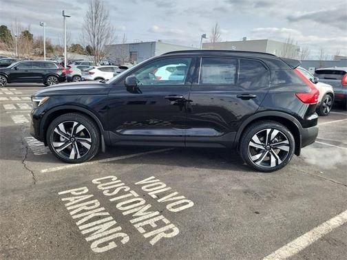 2025 Volvo XC40 B5 Ultra Dark Theme