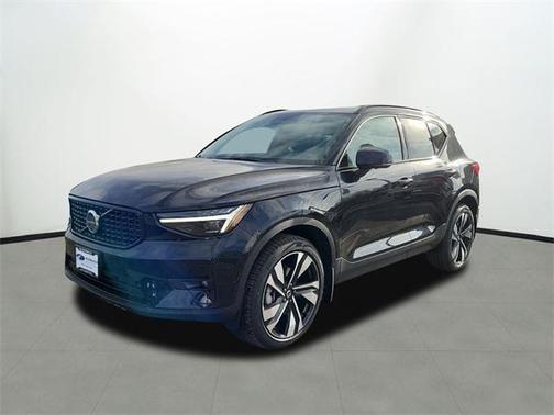2025 Volvo XC40 B5 Ultra Dark Theme