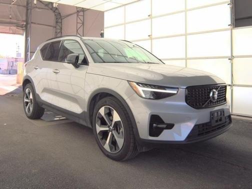 2025 Volvo XC40 B5 Plus Dark Theme