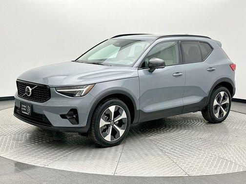 2023 Volvo XC40 B5 Plus Dark Theme