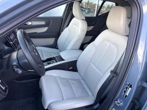 2023 Volvo XC40 B5 Plus Dark Theme