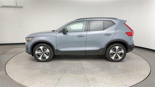 2023 Volvo XC40 B5 Plus Dark Theme