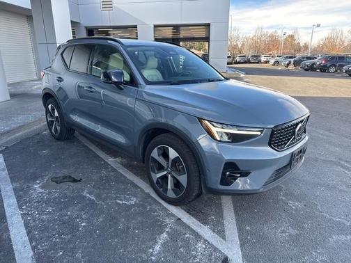 2023 Volvo XC40 B5 Plus Dark Theme