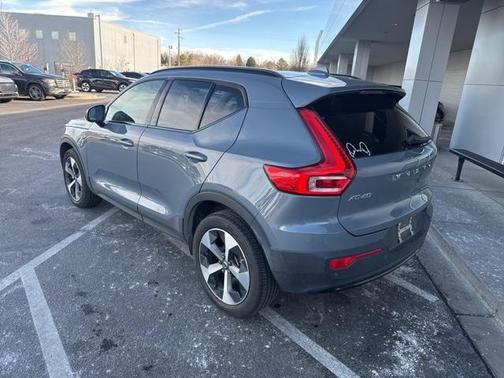 2023 Volvo XC40 B5 Plus Dark Theme