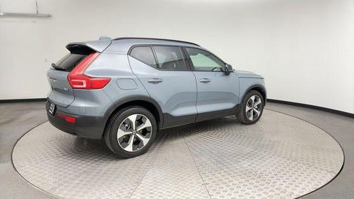 2023 Volvo XC40 B5 Plus Dark Theme