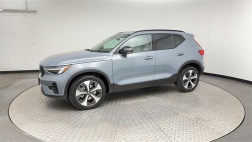 2023 Volvo XC40 B5 Plus Dark Theme