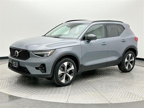 2023 Volvo XC40 B5 Plus Dark Theme