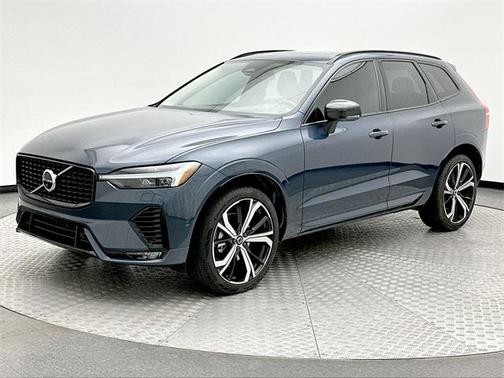 2023 Volvo XC60 B5 Ultimate Dark Theme