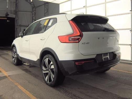 2025 Volvo XC40 B5 Plus Dark Theme