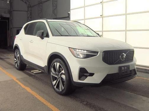 2025 Volvo XC40 B5 Plus Dark Theme